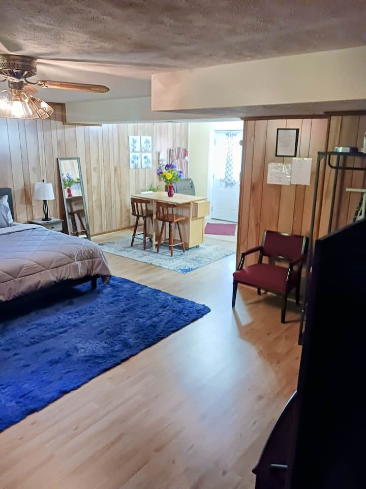 The Hideaway Is A Cheerful Decorated Suite Near Dc - Clinton, MD