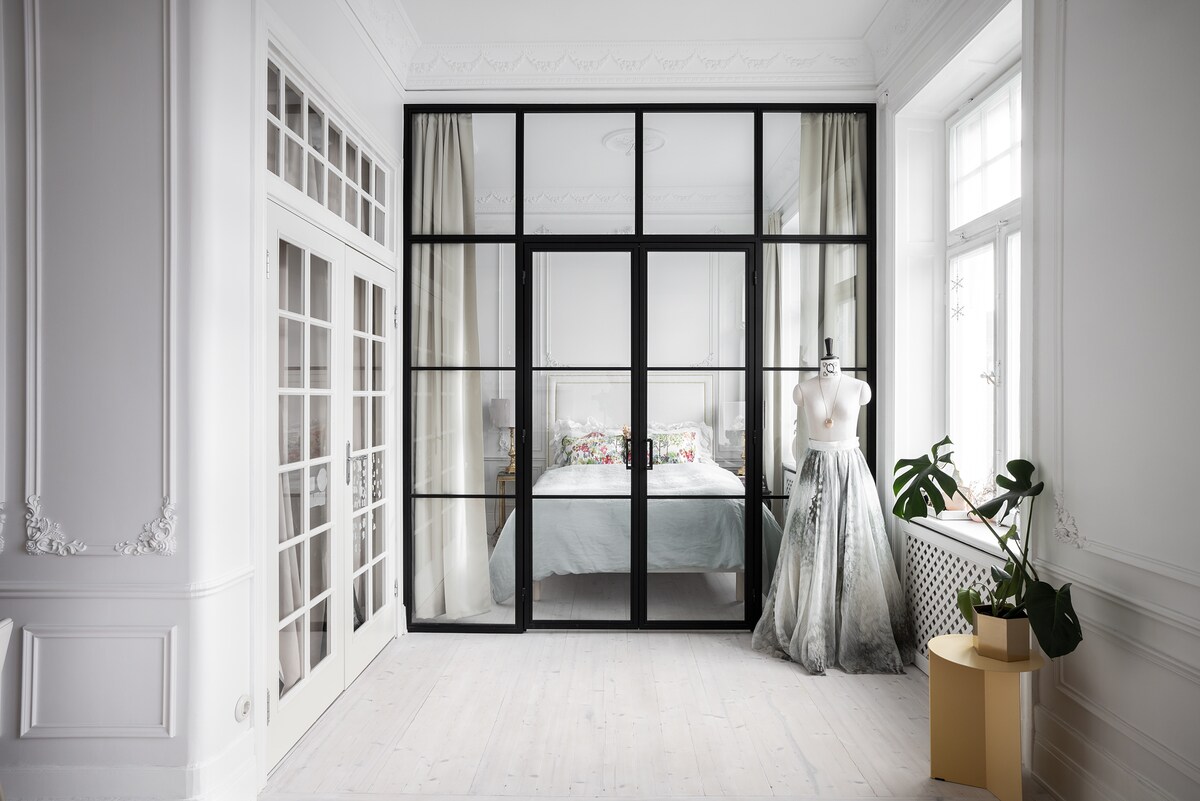 مرحبًا بك في شقتنا الأنيقة التي تعود إلى القرن الماضي في قلب ستوكهولم! 