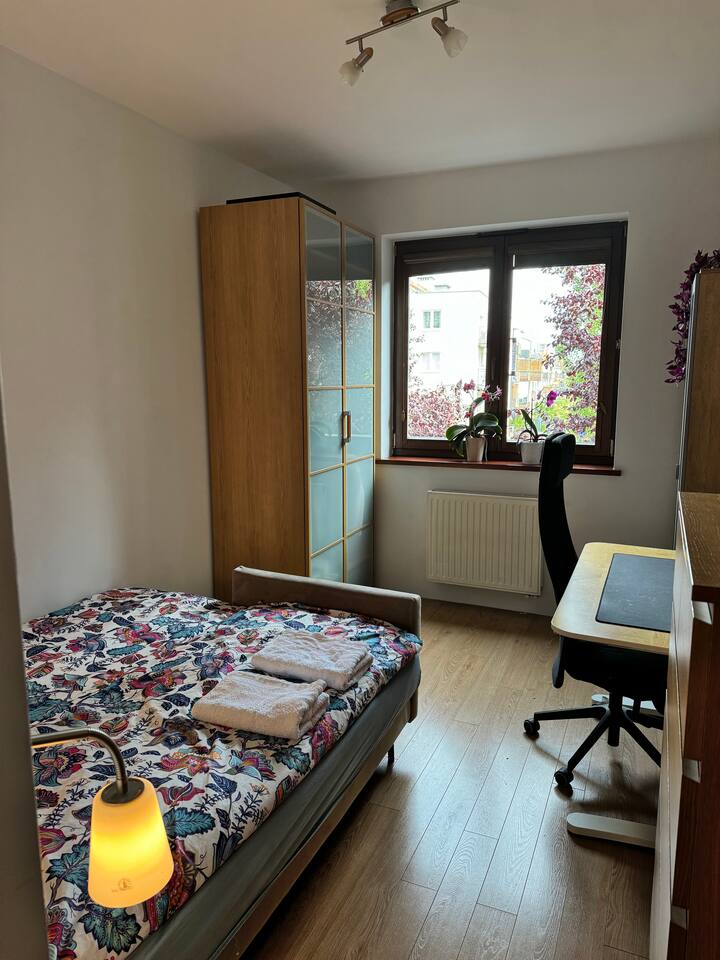 سرير مزدوج:  140 سم × 200 سم