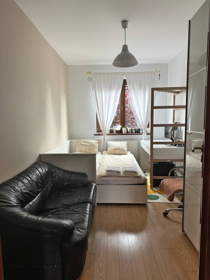 سرير مزدوج:  180 سم × 200 سم