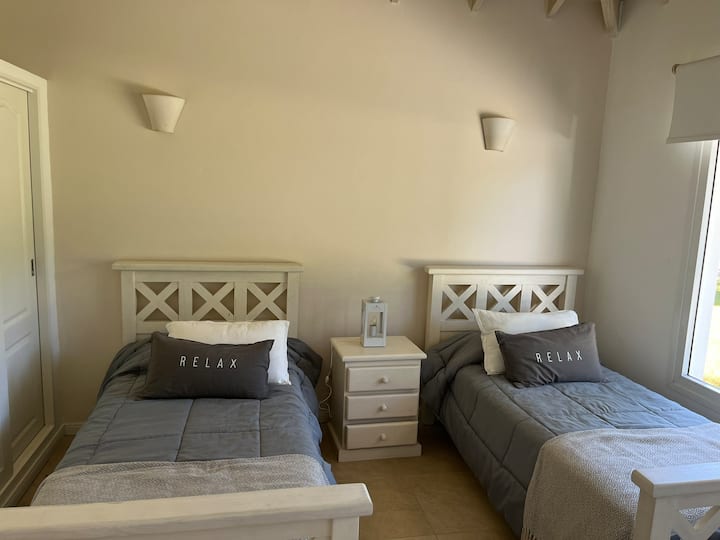 Ruime slaapkamer  met  twee bedden van 90 cm breed 