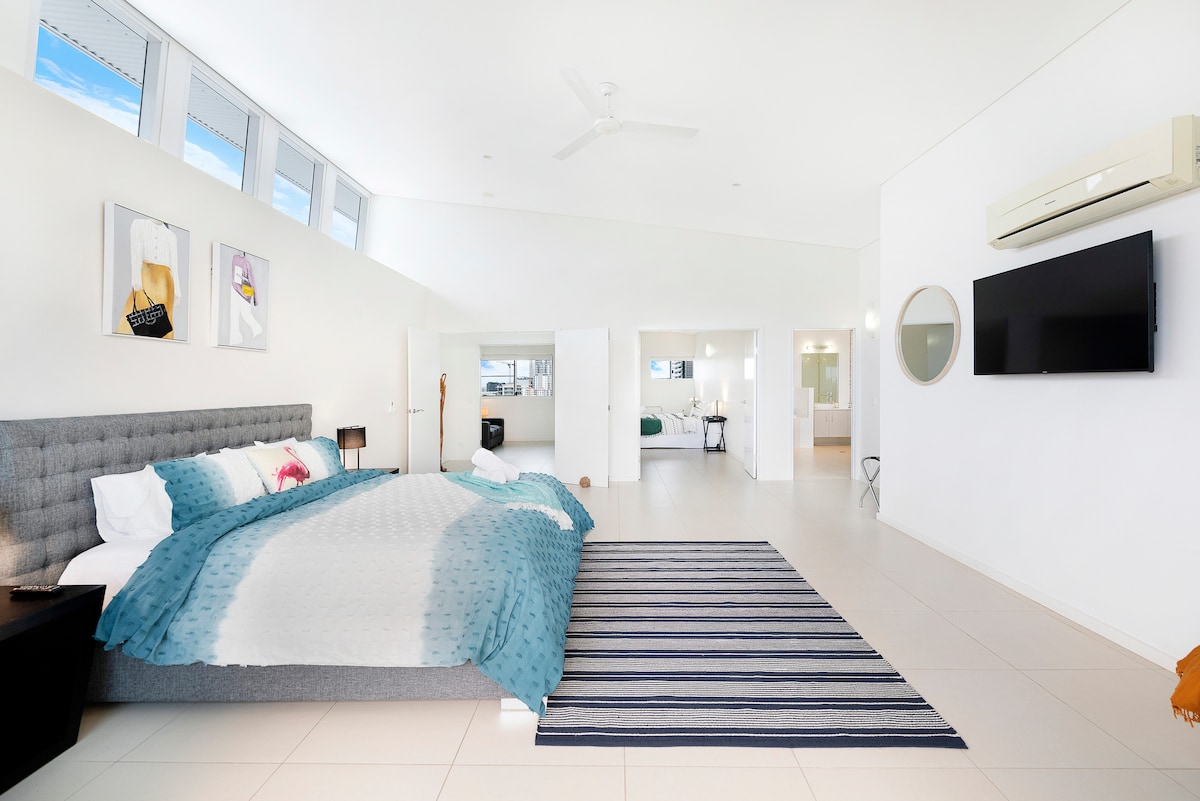 Ძენის ლუქს-კლასის 2-სართულიანი პენტჰაუსი: დახვეწილ მდგომარეობაში: შეიგრძენით ელეგანტურობის განსახიერება ჩვენს გემოვნებით მორთულ საძინებელში, სადაც ფუფუნება და კომფორტი უპრობლემოდ ერწყმის ერთმანეთს.