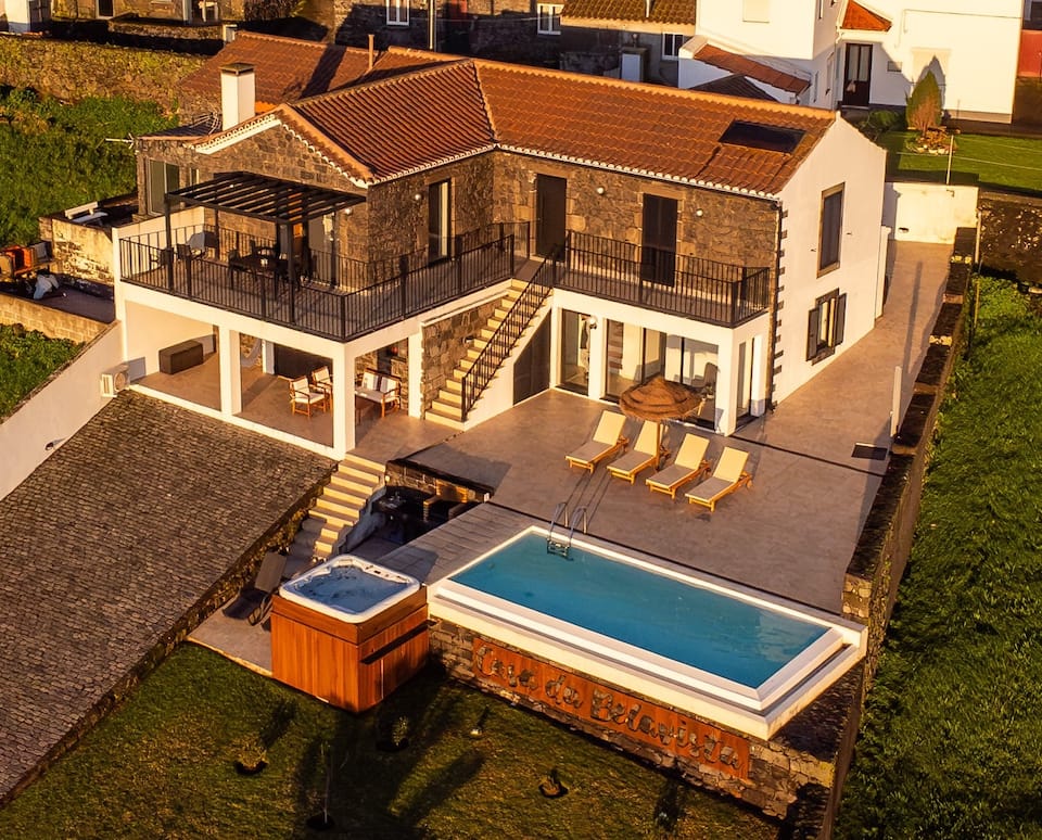 Top-earning Airbnb listing in Lomba da Fazenda, 3 bedrooms