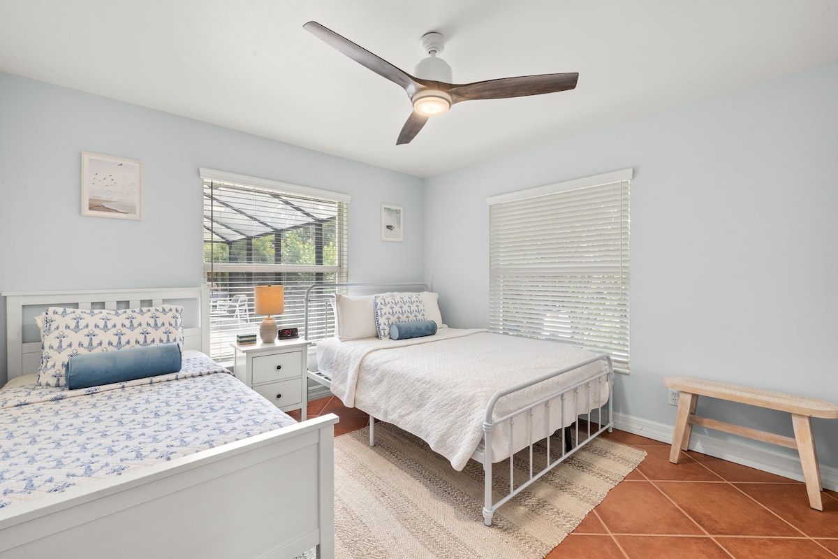 Soba za goste s bračnim krevetom (Twin + Queen) s madracem za dječji krevetić, paket i igraonica te stolica za hranjenje u ormaru. 