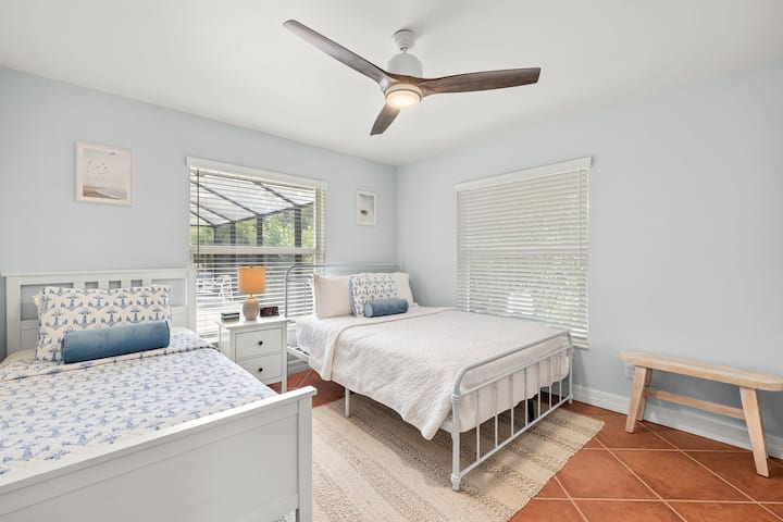 双床+标准双人客房，包括婴儿床和婴儿床垫、婴儿床和衣柜里的高脚椅。 