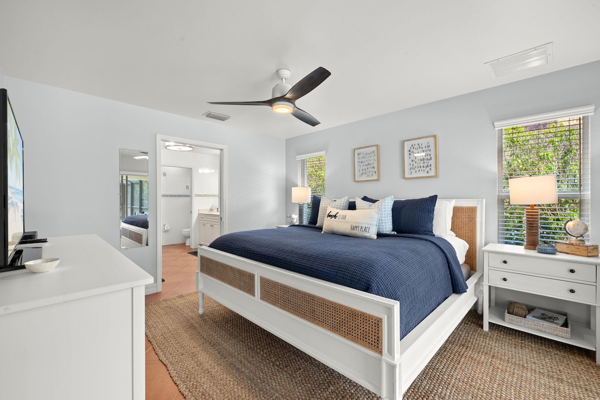 Primarna spavaća soba s bračnim krevetom, komodom i TV-om. 