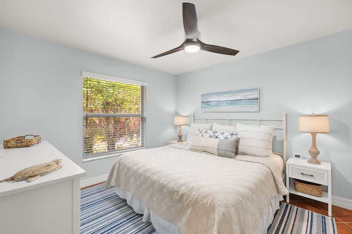 带梳妆台和衣柜的加大双人床房。 