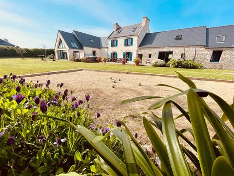 15 people, 20 m from the sea, 8 bedrooms, jacuzzi