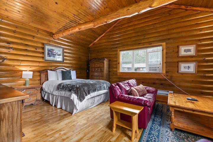 The second of the two back bedrooms in the main cabin. Has a queen bed.