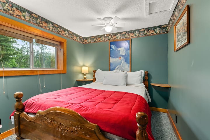 Bedroom in saloon. It is a queen bed.