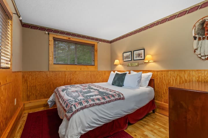 One of the two back bedrooms in the main cabin. Has a queen bed.