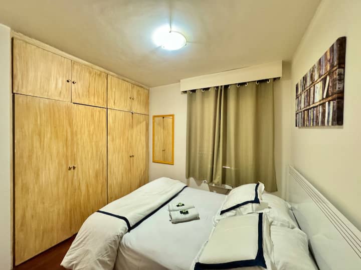 Habitación con 1 cama doble que, cuando se nos solicita, cambiamos por 2 camas individuales; 
Ropa de armario con perchas en la habitación; ropa de cama y de baño; ropa de plancha; secador de pelo.
