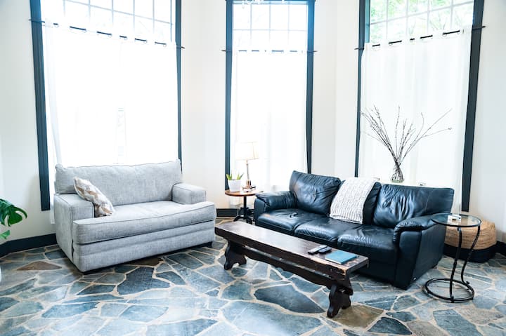 The Octagon ~ Bright/spacious 2br Downtown Retreat - Charlottesville, VA