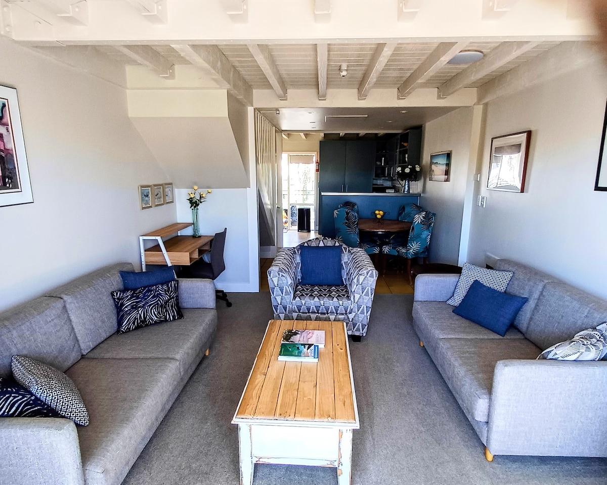 Successful Airbnb property: Waterfront 2-bedroom apartment with car park in Banks Peninsula