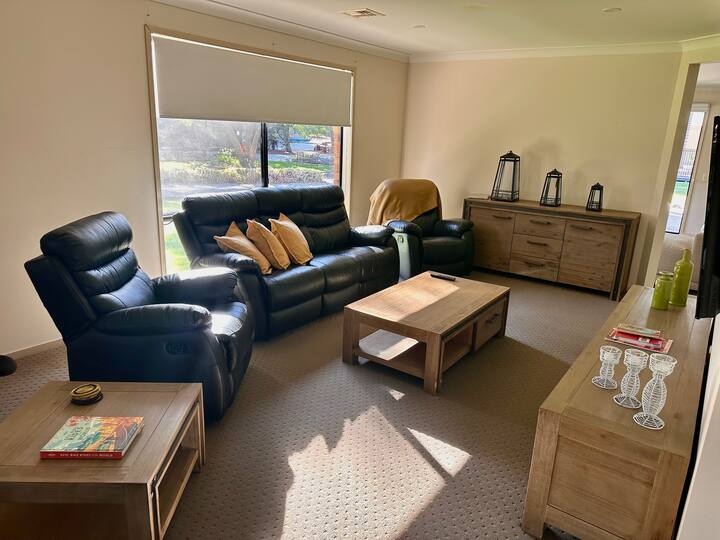 Entire Home With Pool & Space For The Whole Family - Tocumwal