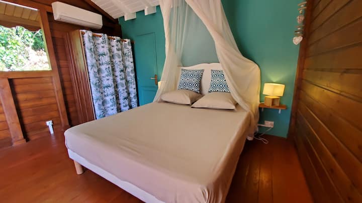 Lit queen size de 160 équipé d'une moustiquaire.
Chambre avec climatisation
petit dressing pour ranger ses affaires