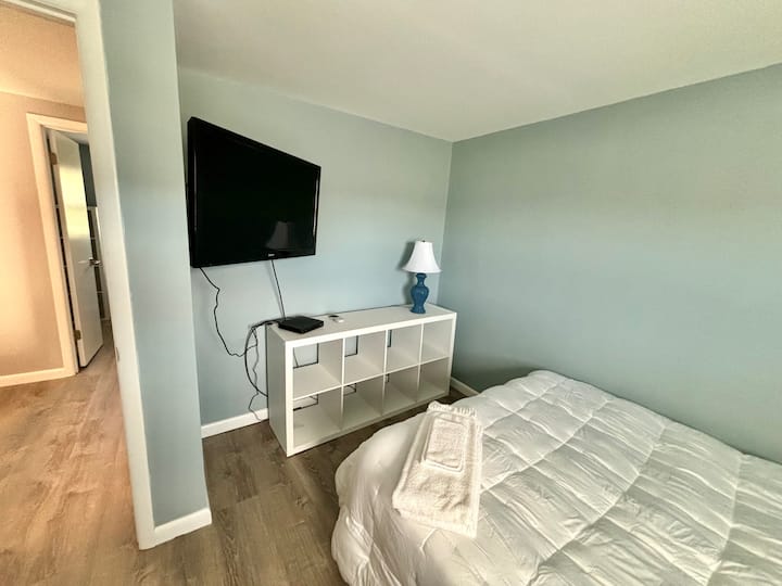 La chambre 1 est située au deuxième étage et dispose d'un grand lit, d'une télévision à écran plat avec câble et d'un placard de rangement.
