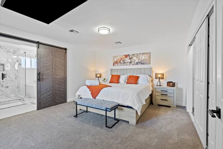 6MinsfromStrip/Airport!RVPrking!Pool/Pickleball! gallery image 2