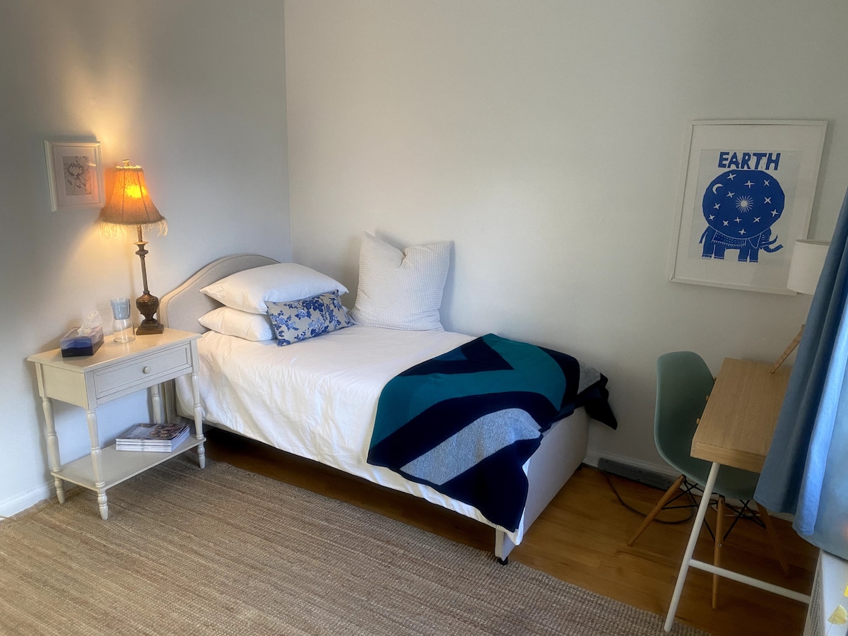 Kitanda kimoja na meza ya usiku. 