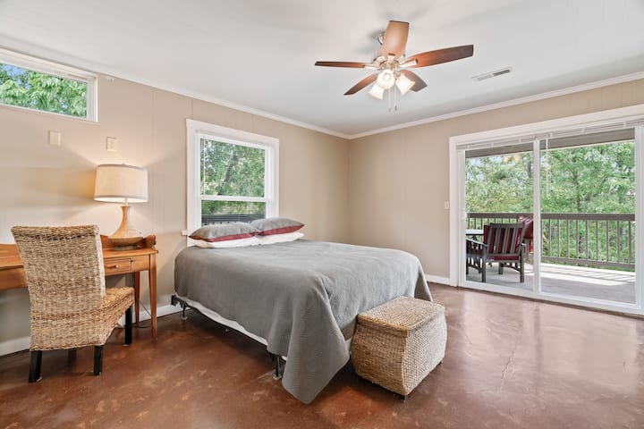 Spavaća soba 1 na glavnom (gornjem) katu s pogledom na jezero, ulazom na balkon i ulazom u kupaonicu 