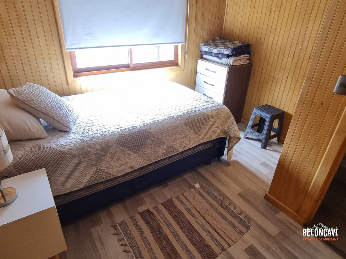 غرفة نوم بسرير عش مربع ونصف (سريران ونصف)، ومخرج مباشر إلى الحمام، وإطلالات على الشارع والجبال. قم بتضمين ملاءات لكلا السريرين.