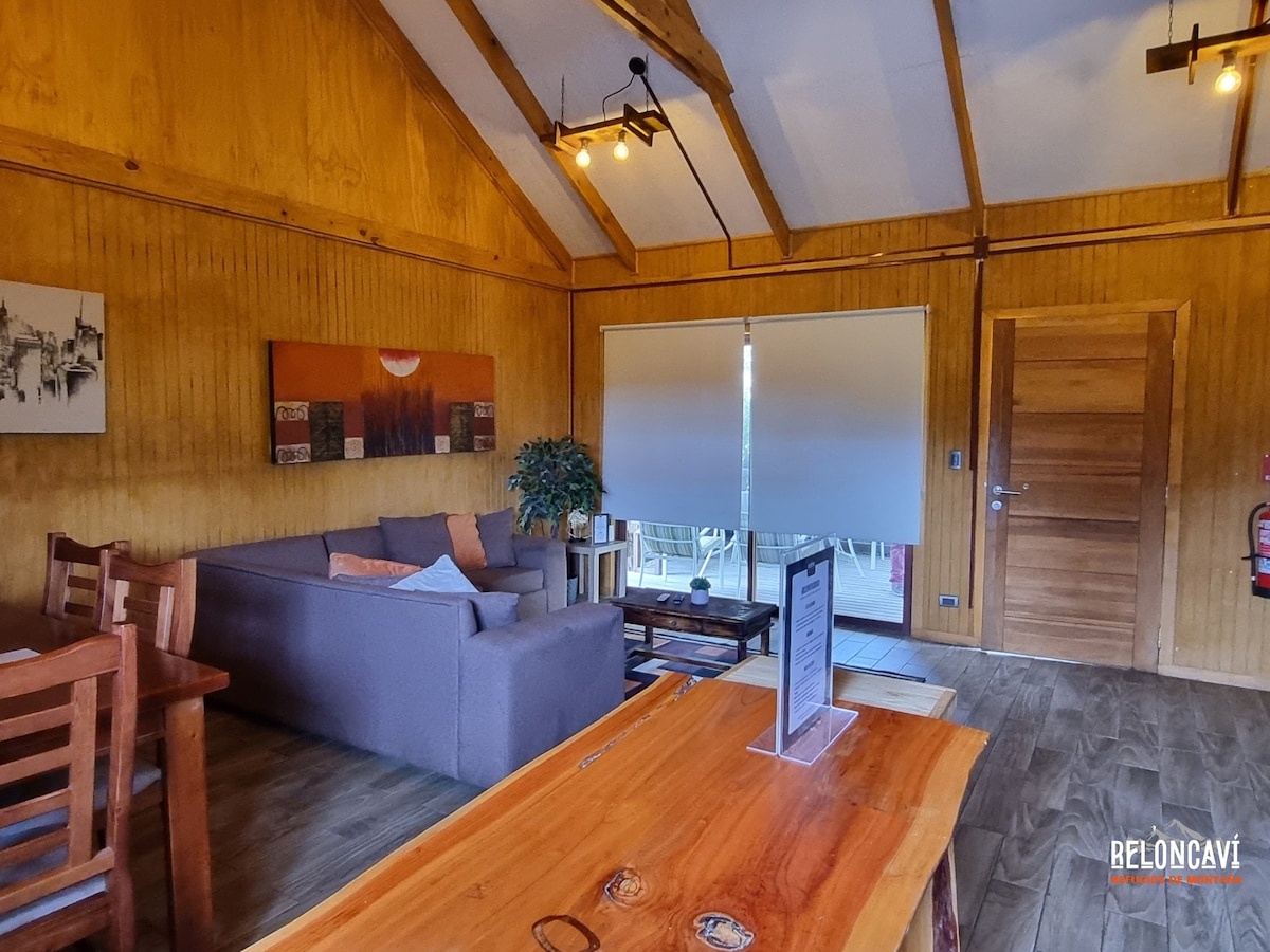 منطقة معيشة أو عمل مع نوافذ حرارية كبيرة، وتلفزيون ذكي 42بوصة، ومدفأة، ومطبخ صغير مدمج وغرفة طعام مريحة تتسع لستة أشخاص. يتمتع الوكر بإمكانية الوصول إلى تراس مغطى مع شواية ومخرج إضافي إلى الخارج.