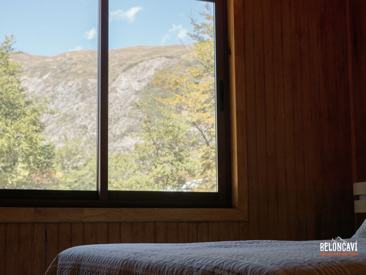 إطلالة على الغرفة رقم1 الزوجية، التي تمتد نحو تل شانغريلا والشرفة وداخل المجمع. يشمل الفراش.