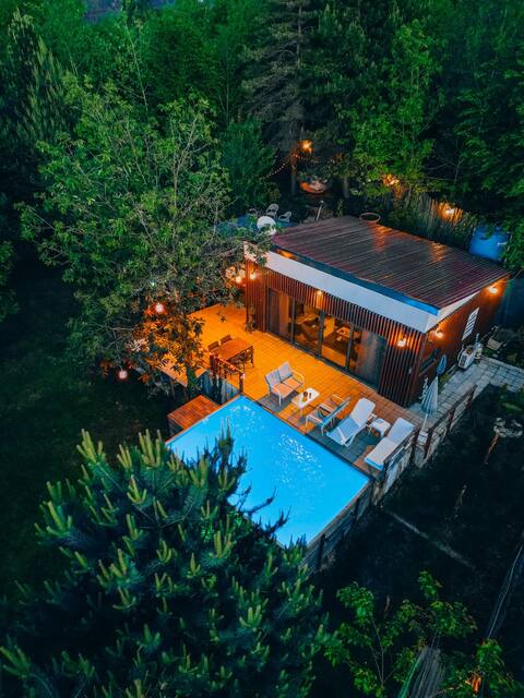 Peaceful holiday hot tub with lake and nature