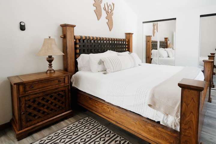 Një krevat dopio "king" në katin e dytë me banjë më vete dhe ambient lofti. 