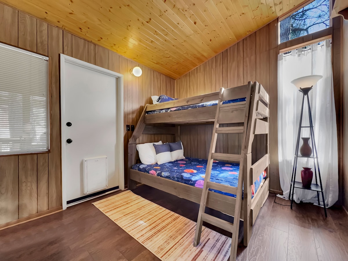 Poschodová posteľ s jednou dvojlôžkovou posteľou a jednou manželskou posteľou.  Spálňa má priamy prístup na terasu