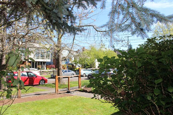 Beautiful Phinney/Ballard Retreat gallery image 3