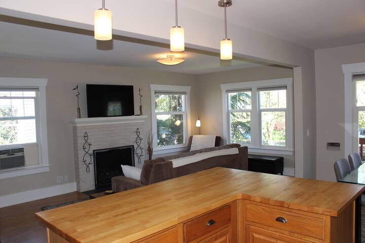 Beautiful Phinney/Ballard Retreat gallery image 4