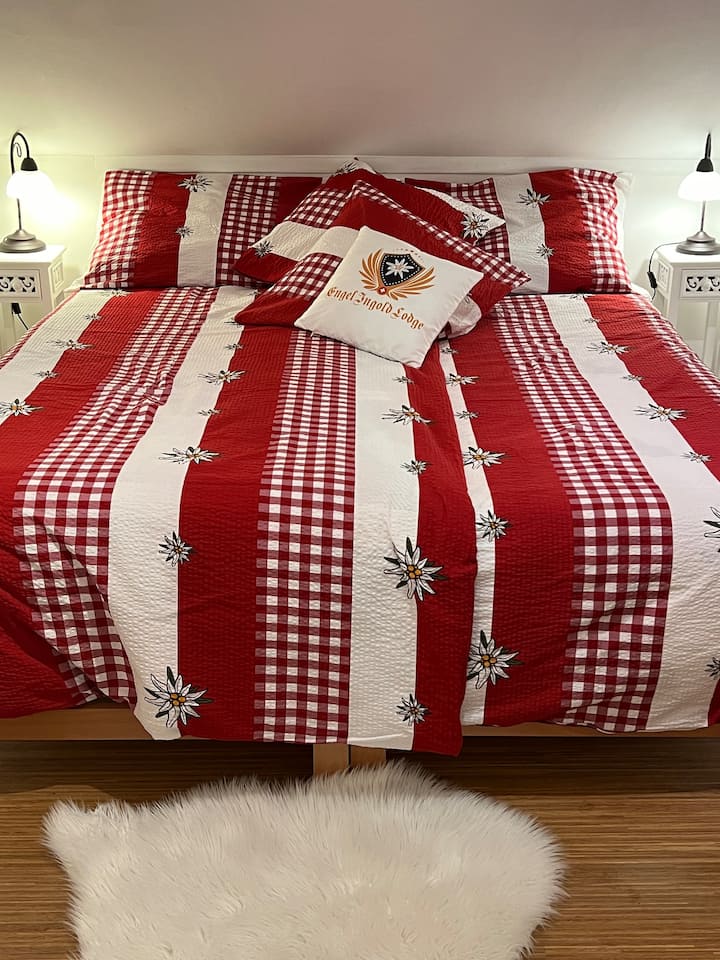 ชั้นบนมีห้องนอนขนาดใหญ่ 3 เตียงพร้อมวิวภูเขาและ "ห้องสวีท" พร้อมห้องน้ำและห้องเล่นเกม 