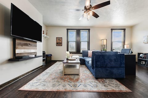 King Bed | 2 full bath | Deck! Hip Millvale!