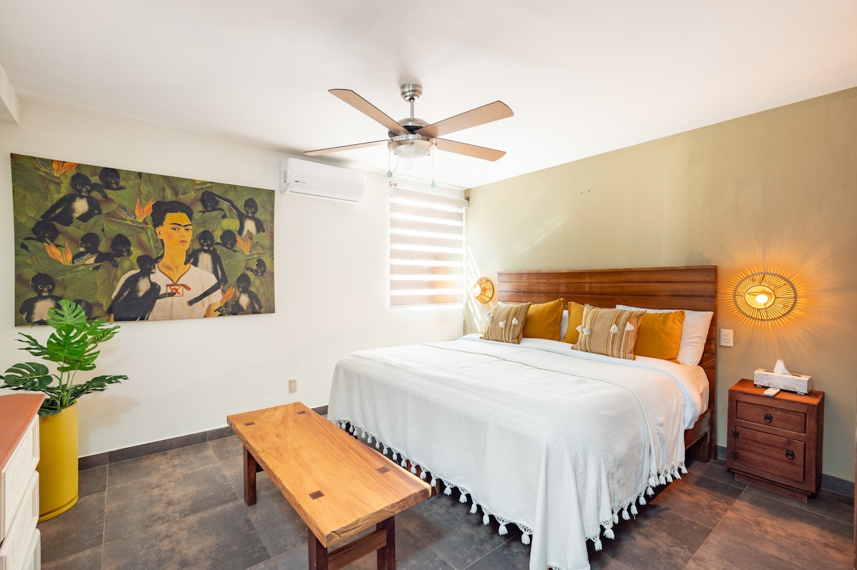 ห้องนอนคิงไซส์พร้อมแสงสว่างหรูหราและพื้นที่ตู้เสื้อผ้ากว้างขวาง