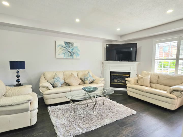 Beautiful 3 Bedroom Entire Detached Home - エイジャックス