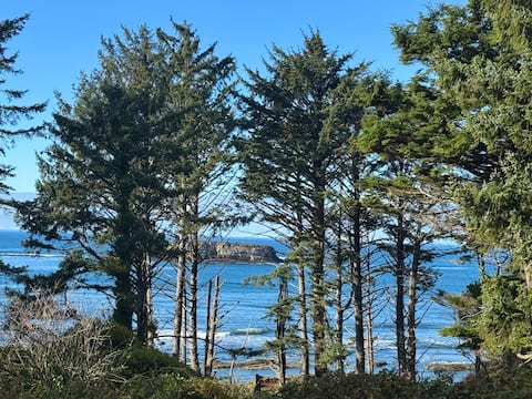 Enjoy hot tub sunsets + surf + explore Otter Rock!