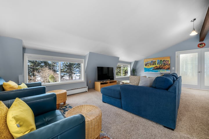 Enjoy Hot Tub Sunsets + Surf + Explore Otter Rock! - Depoe Bay, OR