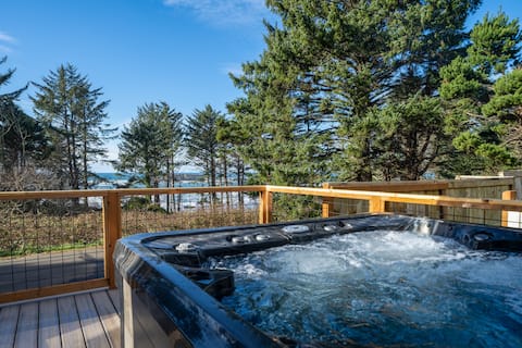 Otter Rock Oasis: hot tub with an ocean view