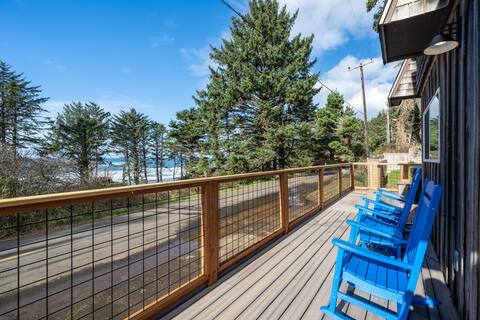 Otter Rock Oasis: hot tub with an ocean view