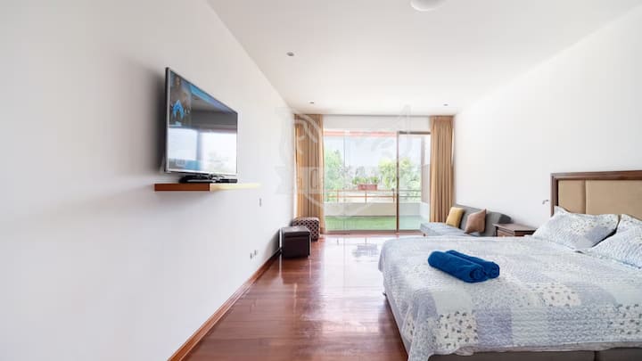 ห้องพักหลักขนาดใหญ่พร้อมระเบียงและห้องน้ำในตัวมีเตียงคู่ทีวีพร้อมคำสั่งแสงสว่างที่ยอดเยี่ยมและทุกอย่างมีอุปกรณ์ครบครันเพื่อให้คุณได้พักผ่อนอย่างยอดเยี่ยม