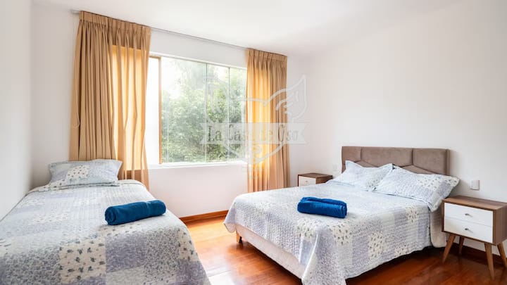 ห้องพักกว้างขวางพร้อมห้องน้ำในตัวมีเตียงคู่และเตียงสี่เหลี่ยมและเตียงครึ่ง แสงสว่างที่ยอดเยี่ยมและทุกอย่างมีอุปกรณ์ครบครันเพื่อให้คุณได้พักผ่อนอย่างยอดเยี่ยม