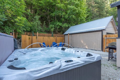 HOT TUB, minutes from Hiawatha Trail & Wallace
