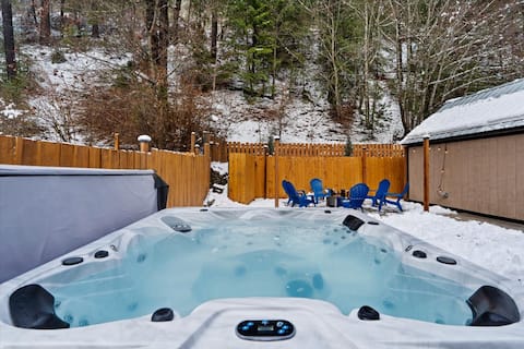 Minutes from Skiing w/HOT TUB