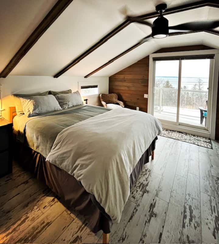 A cozy queen bed welcomes you to deep sleep and magical dreams. With ocean views from your bed, you can enjoy total relaxation. Enjoy the private balcony and lose yourself in the view of Cape Split.