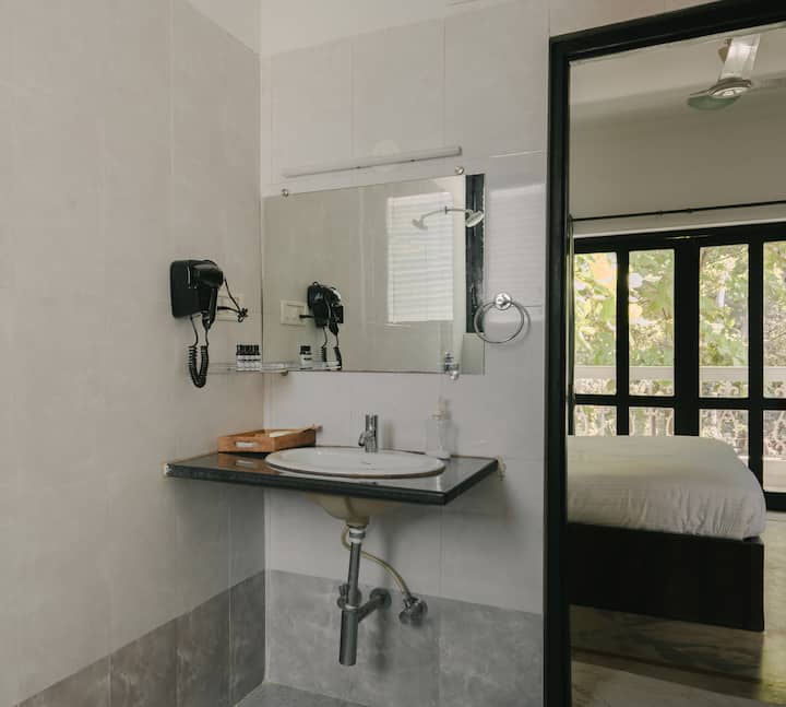 Full bathroom image 2