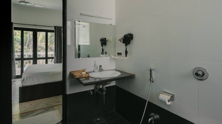 Full bathroom image 3