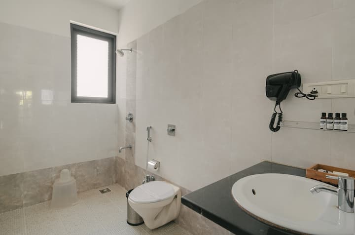 Full bathroom image 1