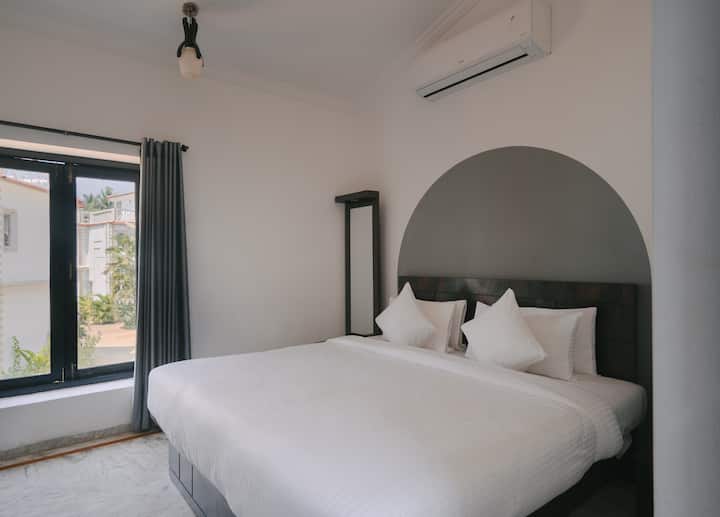 Bedroom image 8
