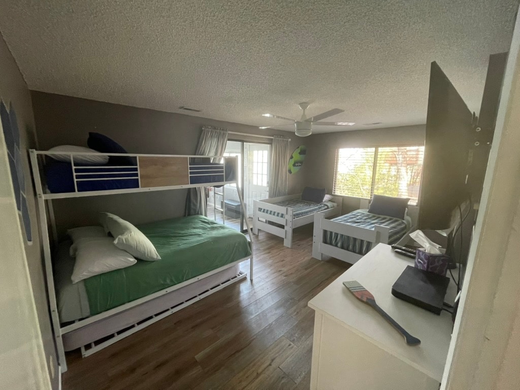 Долно ниво - 2 двокреветни кревета, кревет на спрат со брачен кревет (широк 150-179 см) одозгора и целосна големина на долниот дел и тркалце. 